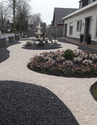 Oprit met planten en stenen
